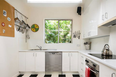Waterfront Apartment Brimming With Inspirational Artwork - Accommodation Burleigh 10