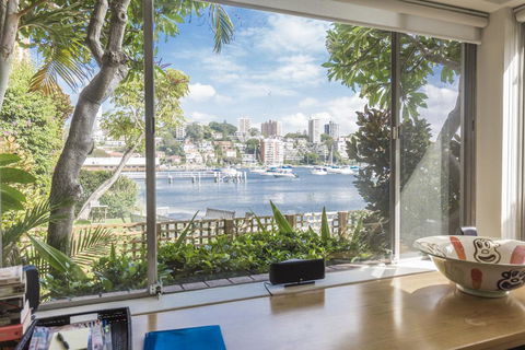 Waterfront Apartment Brimming With Inspirational Artwork - Accommodation Burleigh 7