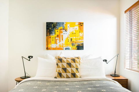 Waterfront Apartment Brimming With Inspirational Artwork - Accommodation Burleigh 16