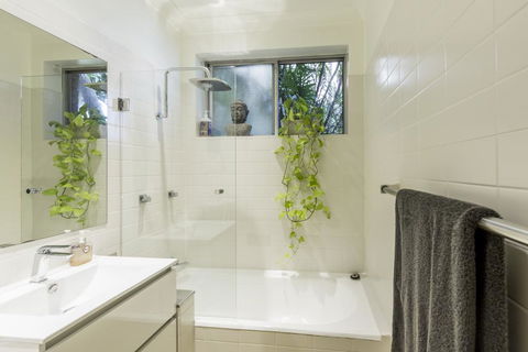Waterfront Apartment Brimming With Inspirational Artwork - Accommodation Burleigh 2