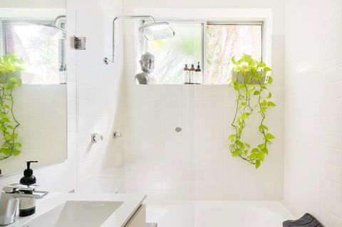 Waterfront Apartment Brimming With Inspirational Artwork - Accommodation Burleigh 8