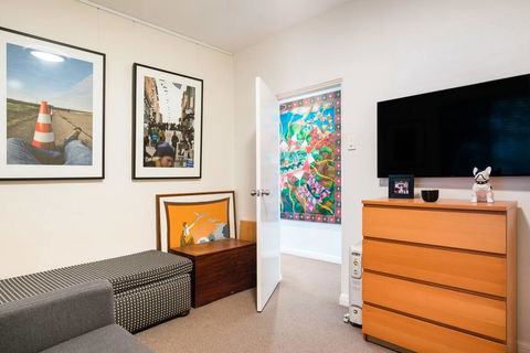 Waterfront Apartment Brimming With Inspirational Artwork - Accommodation Burleigh 22