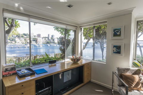 Waterfront Apartment Brimming With Inspirational Artwork - Accommodation Burleigh 5