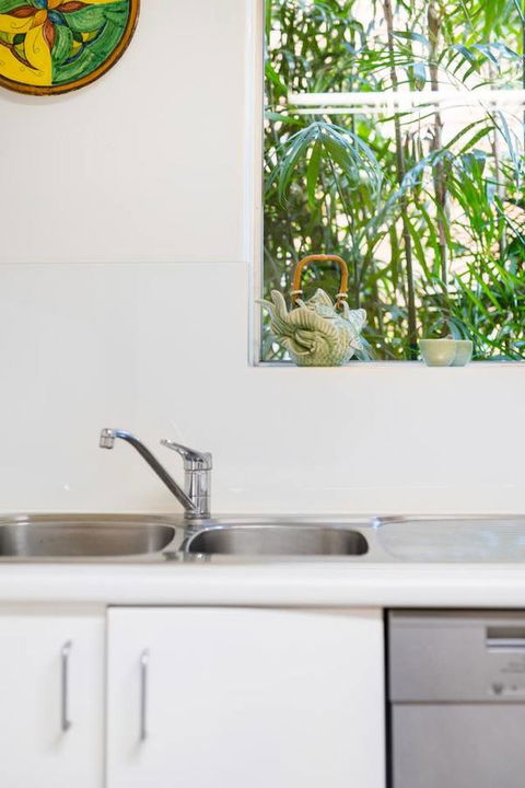 Waterfront Apartment Brimming With Inspirational Artwork - Accommodation Burleigh 15