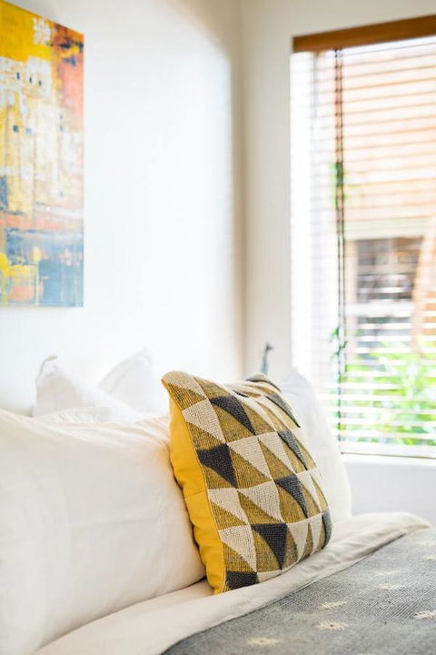 Waterfront Apartment Brimming With Inspirational Artwork - Accommodation Burleigh 20