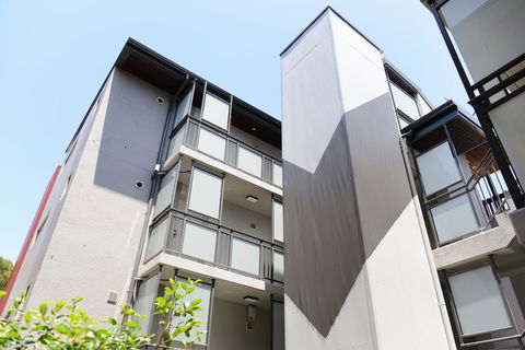 The Blenheim - Accommodation Burleigh 12