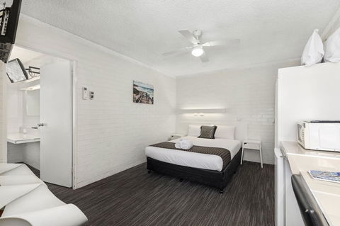 Coastal Bay Motel - Accommodation Burleigh 16