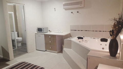 Coastal Bay Motel - Accommodation Burleigh 40