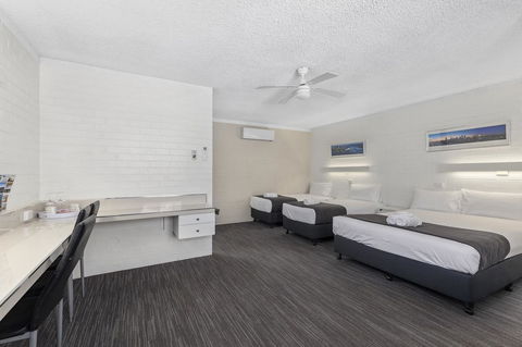 Coastal Bay Motel - Accommodation Burleigh 11