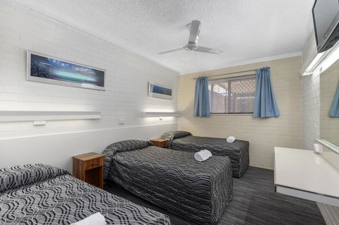 Coastal Bay Motel - Accommodation Burleigh 17