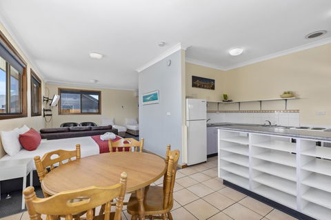 Coastal Bay Motel - Accommodation Burleigh 9