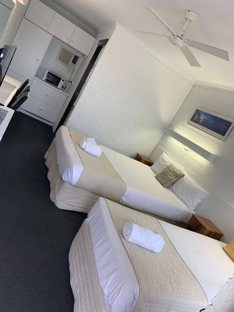 Coastal Bay Motel - Accommodation Burleigh 34