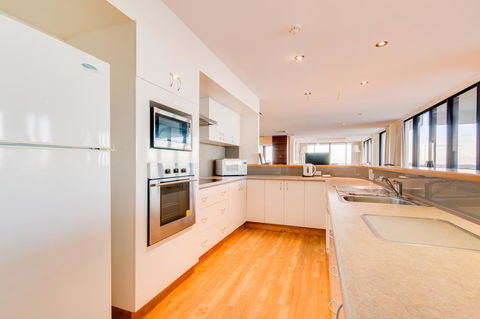 Pacific Towers Beach Resort - Accommodation Burleigh 18