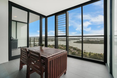 Cozy Apartment With Water View Plus Winter Garden - Accommodation Burleigh 12