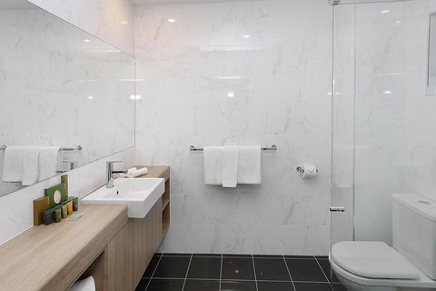 Best Western Plus Bolton On The Park - Accommodation Burleigh 10