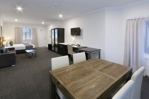 Best Western Plus Bolton On The Park - Accommodation Burleigh 9