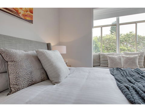 Large, Stylish And Quiet Penthouse Steps From Surf - Accommodation Burleigh 12