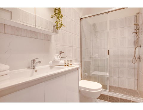 Large, Stylish And Quiet Penthouse Steps From Surf - Accommodation Burleigh 13