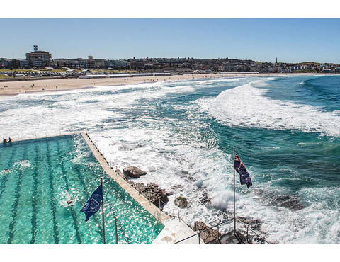 Large, Stylish And Quiet Penthouse Steps From Surf - Accommodation Burleigh 24