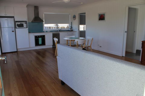 Red Waratah - Accommodation Burleigh 7