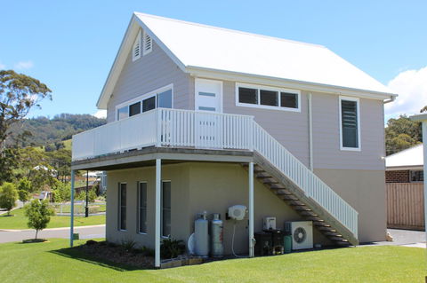 Red Waratah - Accommodation Burleigh 3