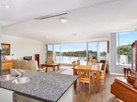 Regatta 13 - Accommodation Burleigh 9