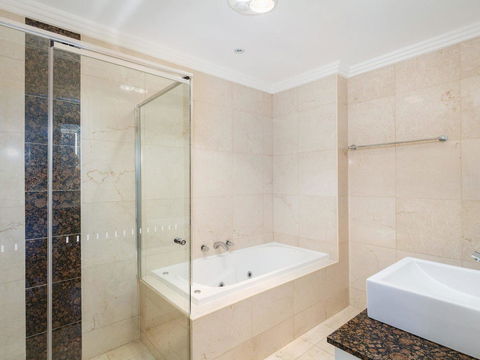Regatta 13 - Accommodation Burleigh 6