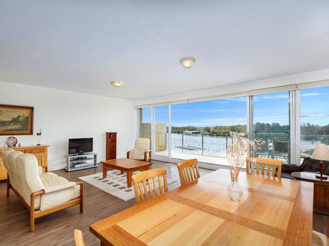 Regatta 13 - Accommodation Burleigh 5