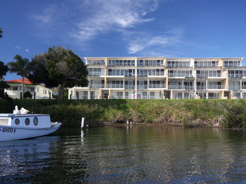 Regatta 13 - Accommodation Burleigh 2