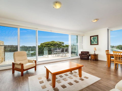 Regatta 13 - Accommodation Burleigh 8
