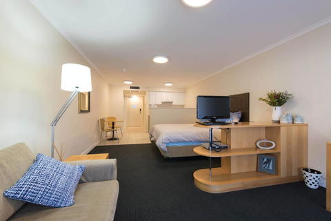 Grande Esplanade Studio - Accommodation Burleigh 6