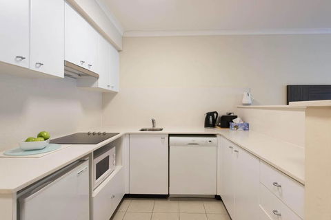 Grande Esplanade Studio - Accommodation Burleigh 8