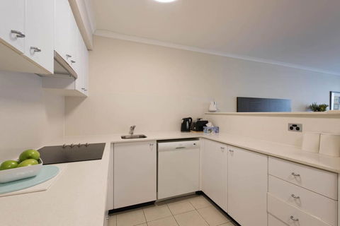 Grande Esplanade Studio - Accommodation Burleigh 9