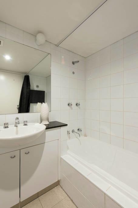 Grande Esplanade Studio - Accommodation Burleigh 11