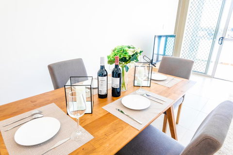 Near Train Station, New 2 BR Apt/free Parking - Accommodation Burleigh 4
