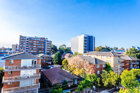 Near Train Station, New 2 BR Apt/free Parking - Accommodation Burleigh 39