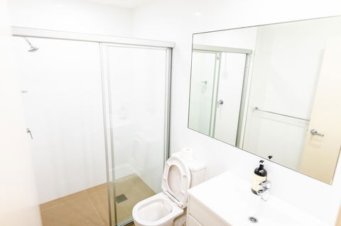 Near Train Station, New 2 BR Apt/free Parking - Accommodation Burleigh 29