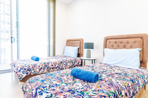 Near Train Station, New 2 BR Apt/free Parking - Accommodation Burleigh 27