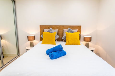 Near Train Station, New 2 BR Apt/free Parking - Accommodation Burleigh 20