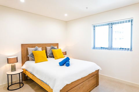 Near Train Station, New 2 BR Apt/free Parking - Accommodation Burleigh 24