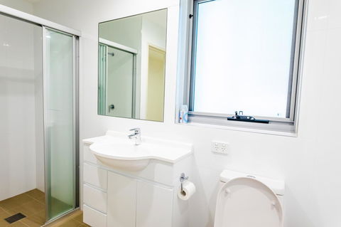 Near Train Station, New 2 BR Apt/free Parking - Accommodation Burleigh 30