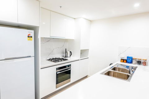 Near Train Station, New 2 BR Apt/free Parking - Accommodation Burleigh 12