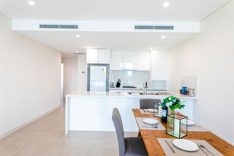 Near Train Station, New 2 BR Apt/free Parking - Accommodation Burleigh 2