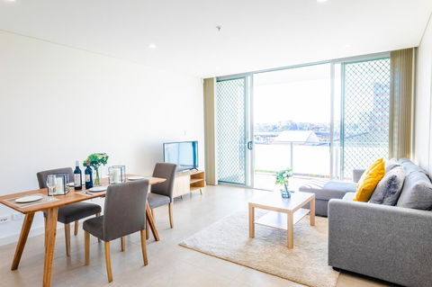 Near Train Station, New 2 BR Apt/free Parking - Accommodation Burleigh 15