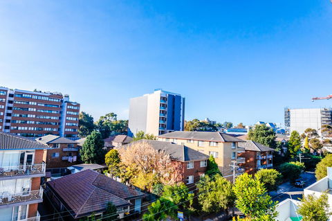 Near Train Station, New 2 BR Apt/free Parking - Accommodation Burleigh 38