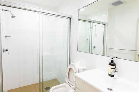 Near Train Station, New 2 BR Apt/free Parking - Accommodation Burleigh 33