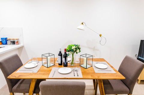Near Train Station, New 2 BR Apt/free Parking - Accommodation Burleigh 1