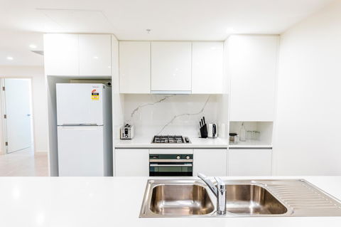 Near Train Station, New 2 BR Apt/free Parking - Accommodation Burleigh 14