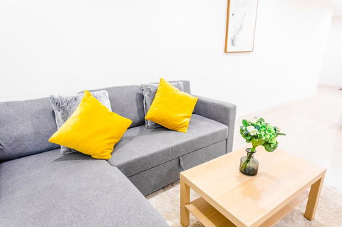 Near Train Station, New 2 BR Apt/free Parking - Accommodation Burleigh 19
