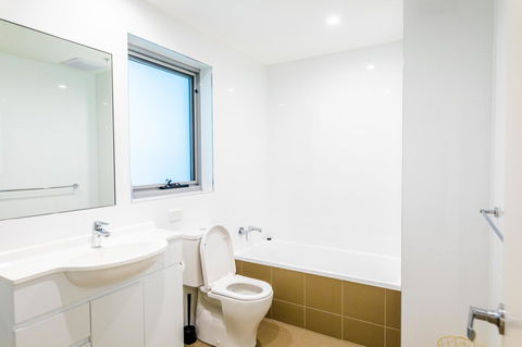 Near Train Station, New 2 BR Apt/free Parking - Accommodation Burleigh 31